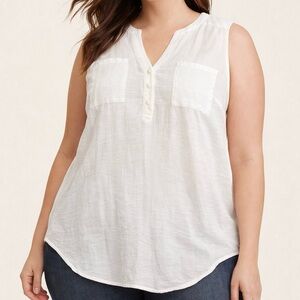 Torrid 2 Women’s White V-Neck Sleeveless Tank Top Buttons Chest Pockets 2XL